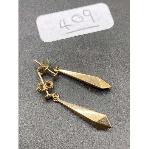 409 - A pair of drop earrings 9ct 1.3 gms