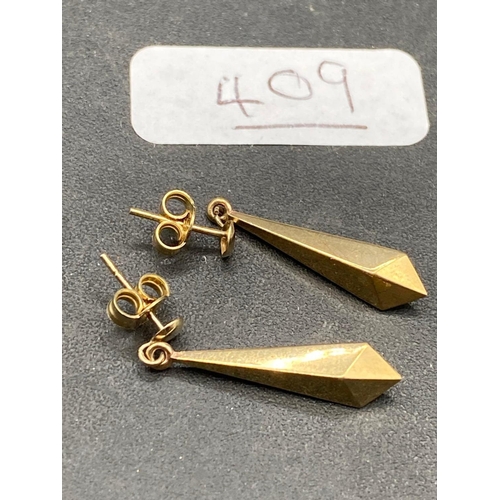 409 - A pair of drop earrings 9ct 1.3 gms