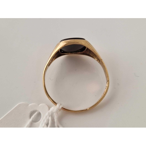 1 - A onyx signet ring 9ct size Y 2.8 gms