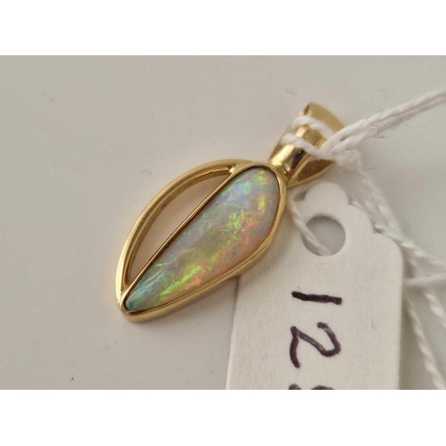 128 - A OPAL SET PENDANT 18CT GOLD