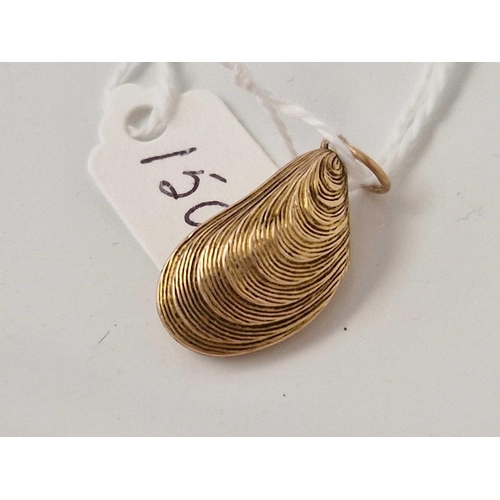 150 - A antique gold shell shaped locket