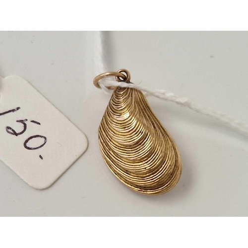 150 - A antique gold shell shaped locket