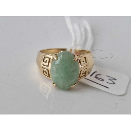 163 - A oval jade ring, 10ct, size S, 4.9 g.