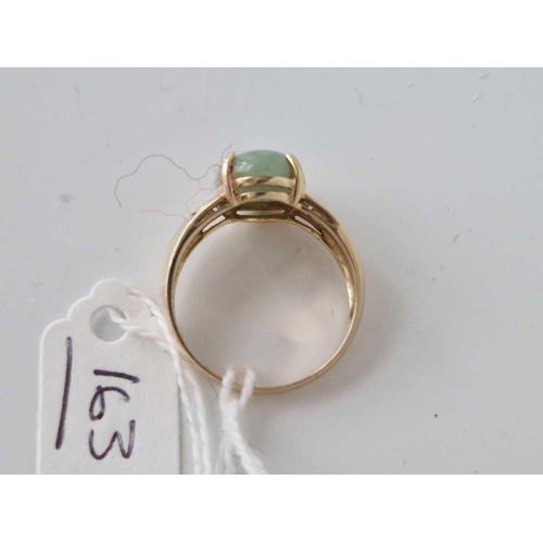 163 - A oval jade ring, 10ct, size S, 4.9 g.