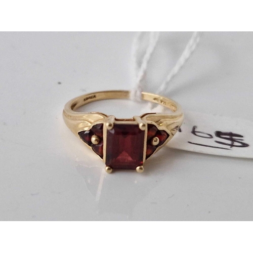 165 - A seven stone garnet ring, 14ct, size R