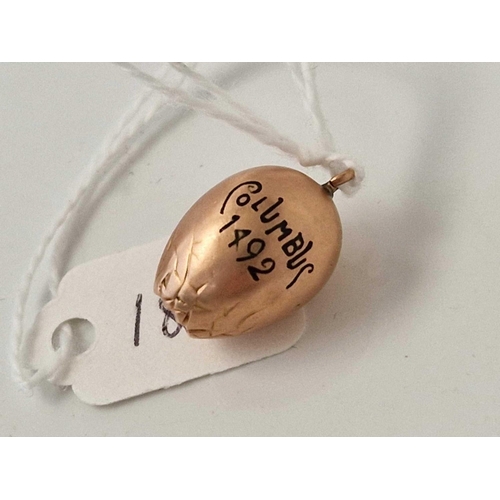 182 - A gold and enamel egg pendant 1.5 gms