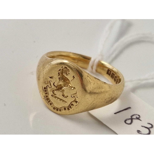 183 - A CRESTED AND MOTTO SIGNET RING 18CT GOLD SIZE O 11.1 GMS