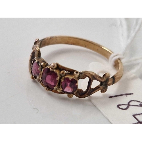 184 - A antique three stone garnet ring size Q 1.6 gms