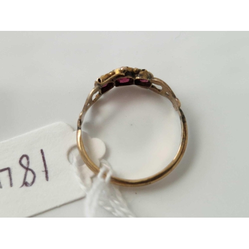 184 - A antique three stone garnet ring size Q 1.6 gms