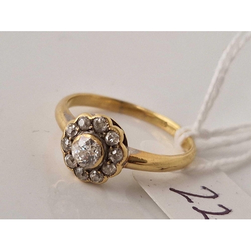 220 - A GOOD DIAMOND DAISY HEAD CLUSTER RING 18CT GOLD SIZE N 2.6 GMS