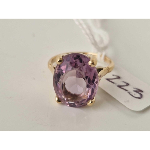 223 - A single stone amethyst ring 9ct size N 4.4 gms