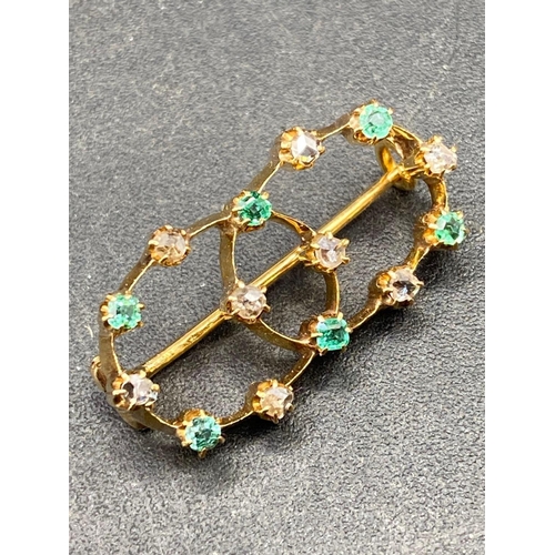 241 - A FINE ANTIQUE EMERALD AND DIAMOND OVAL BROOCH IN HIGH CARAT GOLD