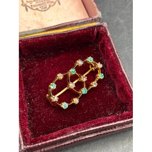 241 - A FINE ANTIQUE EMERALD AND DIAMOND OVAL BROOCH IN HIGH CARAT GOLD