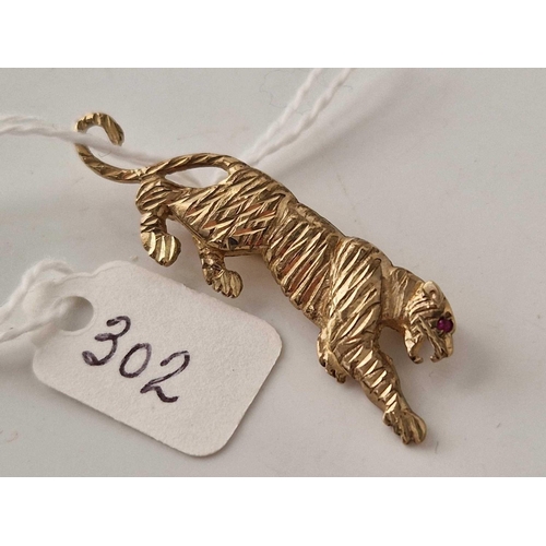 302 - A 9ct gold panther brooch 45mm long