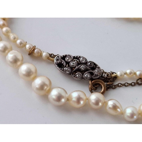 321 - A STRING OF GRADUATED NATURAL PEARLS WITH A GEM AND PEARL  LAB CERTIFICATE RE STRUNG REMOVING 6 CULT... 