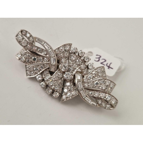 324 - A DECO DIAMOND DOUBLE CLIP BROOCH IN PLATINUM WITH ROUND AND BAGUETTE DIAMONDS TOTAL DIAMOND WEIGHT ... 