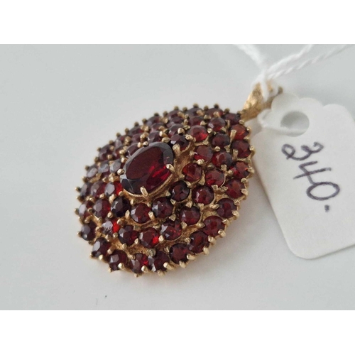 340 - A garnet cluster pedant 9ct 5.6 gms