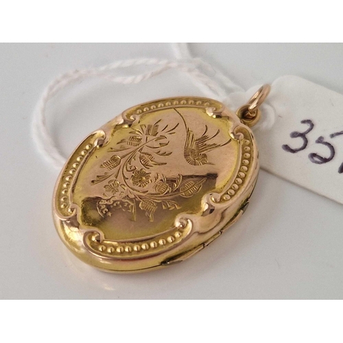 351 - A Edwardian back and front oval locket engraved with birds 9ct