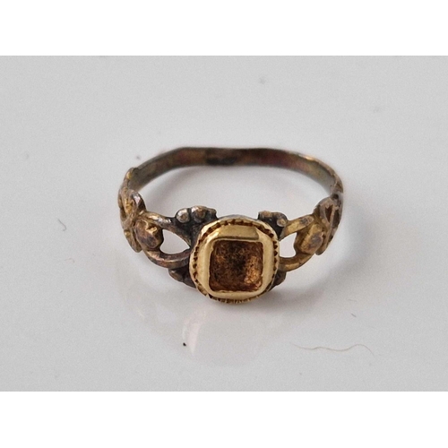 391 - A gold antique ring in box