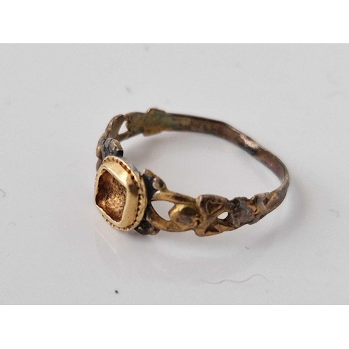 391 - A gold antique ring in box