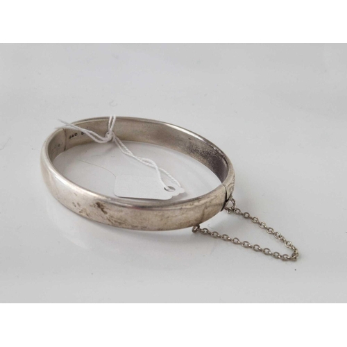 394 - A hinged silver bangle 18 gms