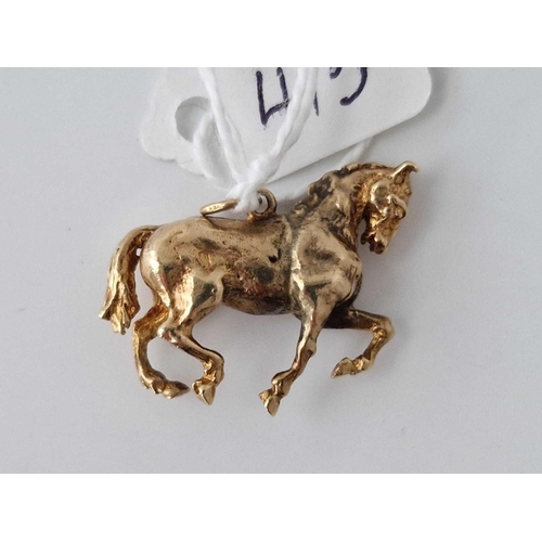 413 - A large heavy horse charm 9ct 6.1 gms