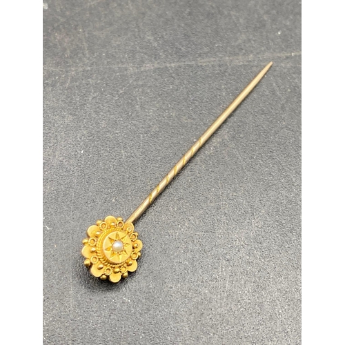 442 - A Victorian pearl stick pin 15ct gold