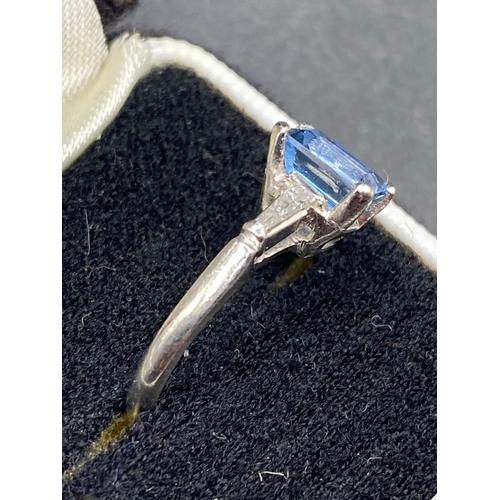 450 - A FINE AQUAMARINE AND DIAMOND DRESS RING 18CT GOLD AND PLATINUM SIZE M BOXED 3,4 GMS