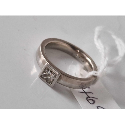 469 - A WHITE GOLD AND DIAMOND RING SIZE L 7.2 GMS