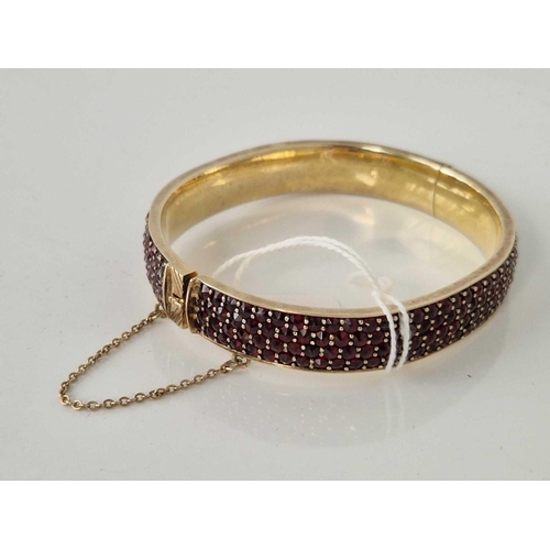 60 - A VERY GOOD QUALITY GOLD BRACELET SET WITH GARNETS 35 GMS BOXED