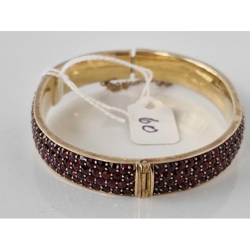 60 - A VERY GOOD QUALITY GOLD BRACELET SET WITH GARNETS 35 GMS BOXED