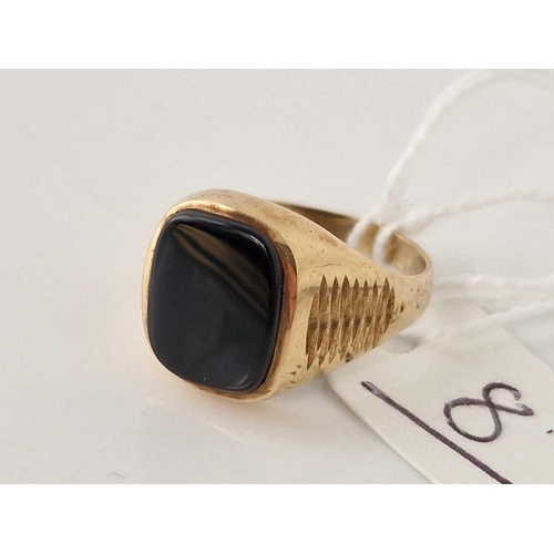 8 - A onyx signet ring 9ct size P 3 gms