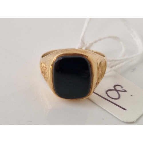 8 - A onyx signet ring 9ct size P 3 gms