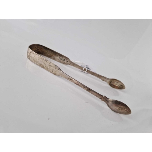 879 - A pair of Georgian Irish fiddle pattern sugar tongs, Dublin 1824 by WV