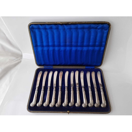 885 - A good set of twelve pistol silver handles, fitted box, Sheffield 1908