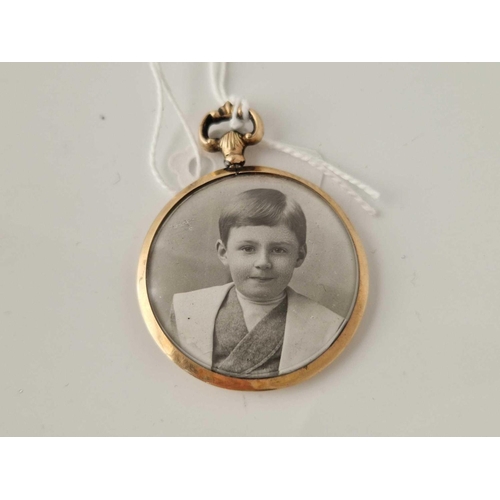 107 - A portrait pendant 9ct 6 gms