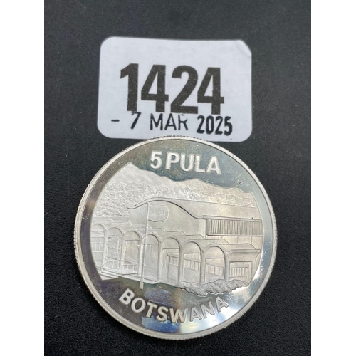 1424 - Republic of Botswana 5 Pula silver proof crown size coins (box)