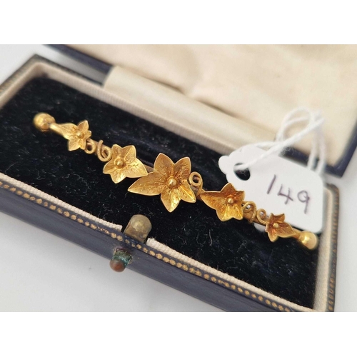 149 - A bar brooch designed as vine leafs 15ct gold boxed