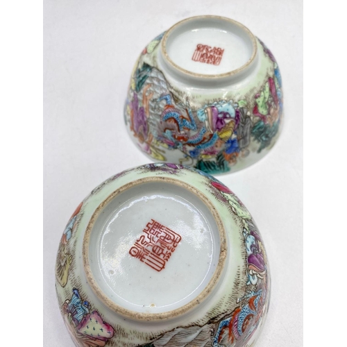 1578 - A pair of good quality Chinese bowls, enamelled with numerous figures, 4.5