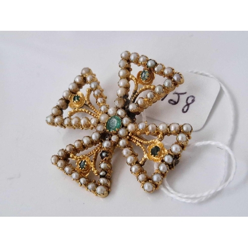 158 - A CROSS BROOCH WITH EMERALD AND PEARLS 18CT GOLD 9.7 GMS