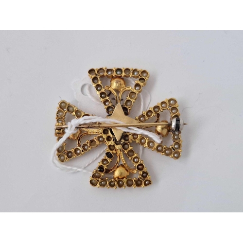 158 - A CROSS BROOCH WITH EMERALD AND PEARLS 18CT GOLD 9.7 GMS