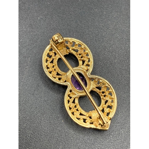 169 - A art deco amethyst and diamond brooch set in gold