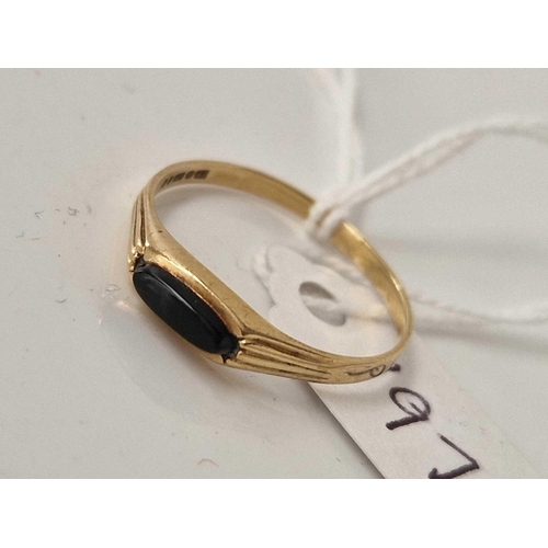 197 - A onyx ring 9ct size R 1.2 gms