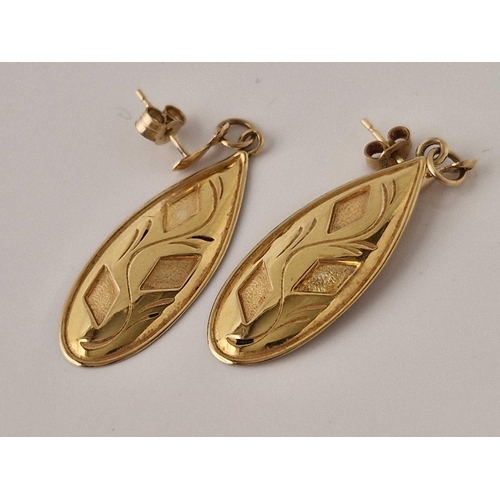 206 - A pair of 4cm drop earrings 9ct 1.7 gms