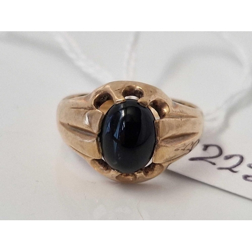 225 - A cabochon onyx ring 9ct size O 4.1 gms