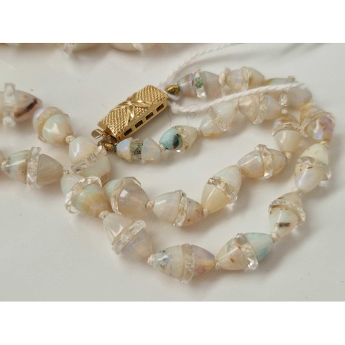 243 - A OPAL BEAD NECKLACE WITH ROCK CRYSTAL ROUNDELS AS SPACERS BETWEEN THE OPAL BEADS STRUNG ON A SNAP C... 