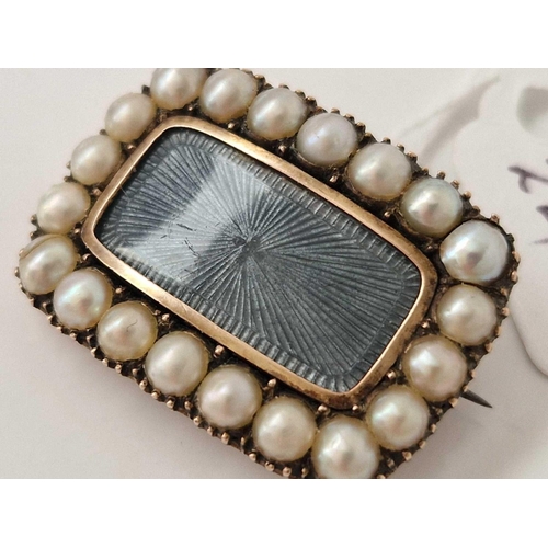 244 - A VICTORIAN RECTANGULAR MOURNING BROOCH WITH A PEARL SET SURROUND AND ENAMELLED IN THE CENTRE  ON TH... 