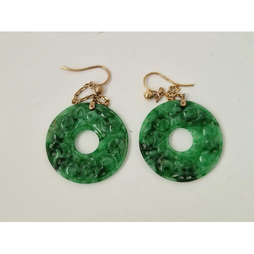 A PAIR OF ANTIQUE CIRCULAR JADE DROP EARRINGS WITH GOLD MOUNTS