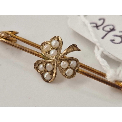 293 - A pearl shamrock brooch 9ct 1.4 gms