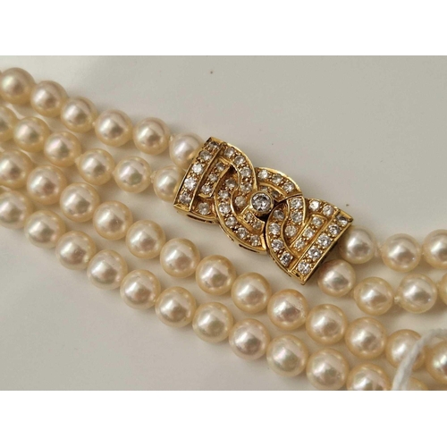 343 - A TWO ROW CULTURED PEARL NECKLACE ON A 18CT GOLD DIAMOND SET CLASP EACH PEARL 5.5 MM DIAMETER 18 INC... 